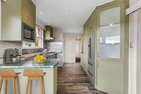 Photo of property in 120 Gossamer Drive, Pakuranga Heights, Auckland, 2010