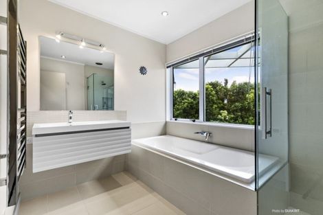 Photo of property in 32 Ashton Fitchett Drive, Brooklyn, Wellington, 6021