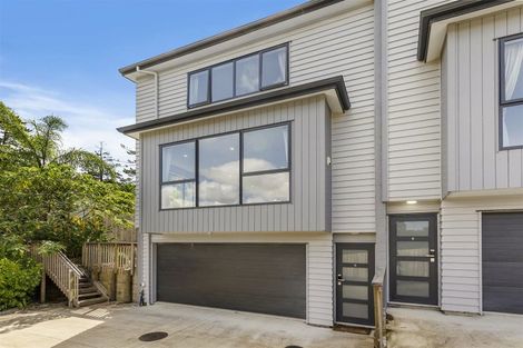 Photo of property in 1/4 Mcquoid Place, Glenfield, Auckland, 0629