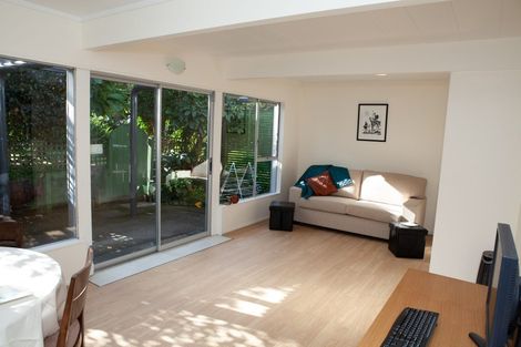Photo of property in 9/18 Parr Terrace, Castor Bay, Auckland, 0620