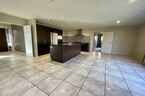Photo of property in 5 Alvre Place, Flat Bush, Auckland, 2016