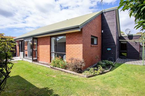 Photo of property in 2/9b Prestons Road, Redwood, Christchurch, 8051