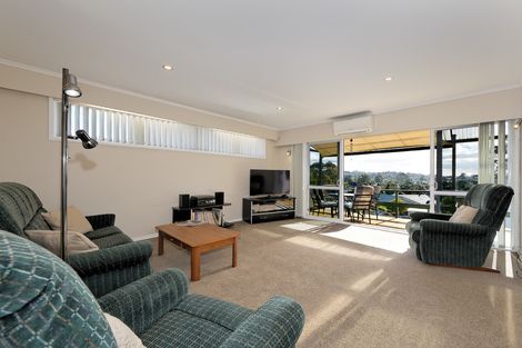 Photo of property in 95 Cliff View Drive, Green Bay, Auckland, 0604