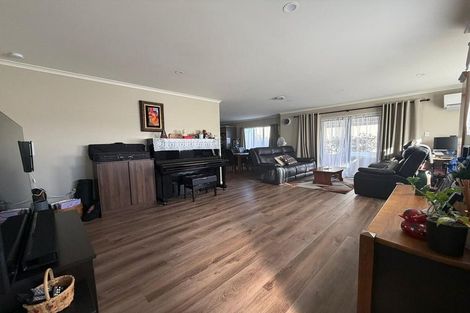 Photo of property in 129 Fernhill Way, Oteha, Auckland, 0632