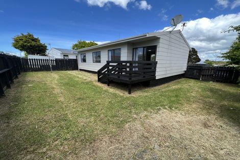 Photo of property in 2/11 De Bloge Place, Clendon Park, Auckland, 2103