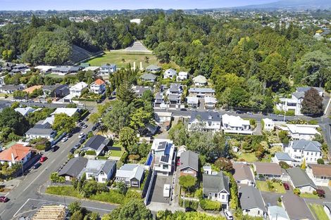 Photo of property in 10 Pendarves Street, New Plymouth, 4310
