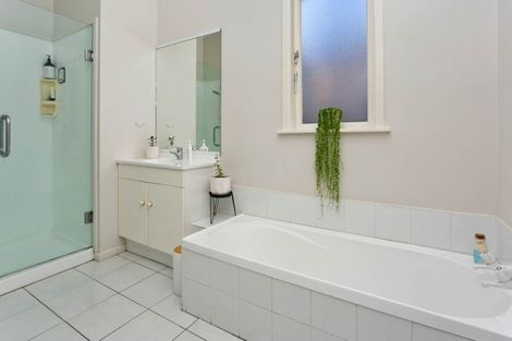 Photo of property in 1/160 East Coast Road, Forrest Hill, Auckland, 0620