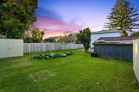 Photo of property in 14 Yeovil Road, Te Atatu Peninsula, Auckland, 0610