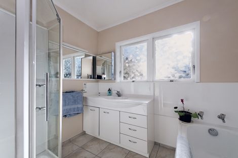 Photo of property in 95 Cliff View Drive, Green Bay, Auckland, 0604