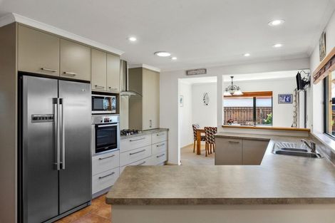 Photo of property in 27 Quadrant Heights, Paraparaumu, 5032