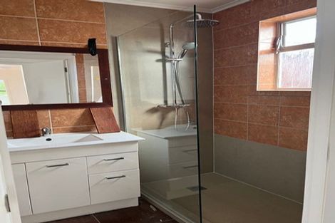 Photo of property in 2 Springside Place, New Lynn, Auckland, 0600