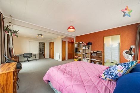 Photo of property in 2 Honeysuckle Grove, Maungaraki, Lower Hutt, 5010