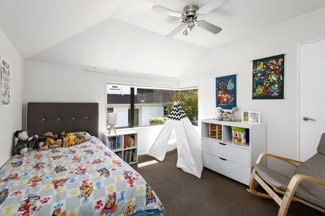 Photo of property in 1b Romney Square, Tawa, Wellington, 5028