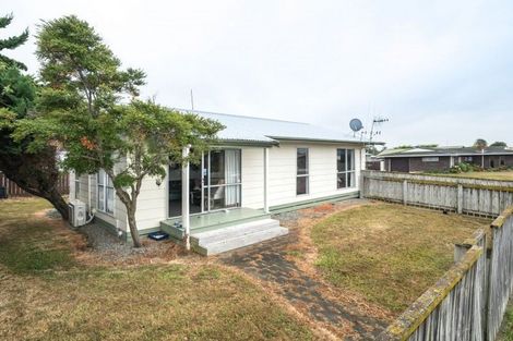 Photo of property in 2 Suzanne Grove, Kelvin Grove, Palmerston North, 4414