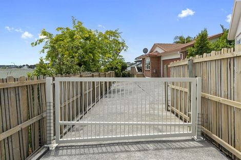 Photo of property in 2/11 Mercury Lane, Windsor Park, Auckland, 0632