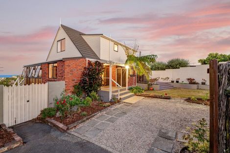 Photo of property in 15 Higham Ferrers Place, Red Beach, 0932