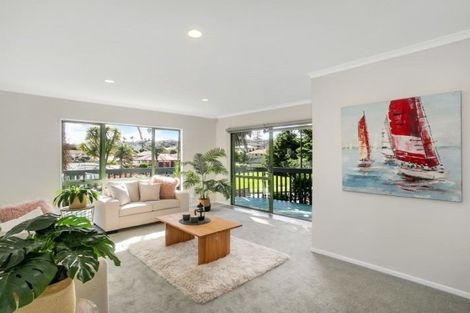 Photo of property in 4 De Havilland Drive, Goodwood Heights, Auckland, 2105