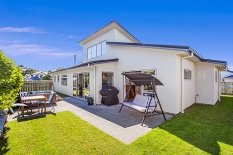 Photo of property in 10 Routeburn Avenue, Aotea, Porirua, 5024