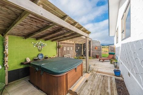 Photo of property in 13 Freyberg Crescent, Waikanae Beach, Waikanae, 5036