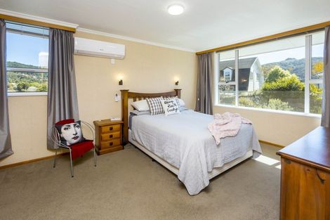 Photo of property in 31 Dowling Grove, Silverstream, Upper Hutt, 5019