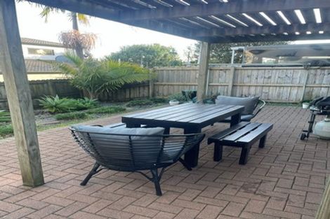 Photo of property in 29 Spalding Rise, Golflands, Auckland, 2013