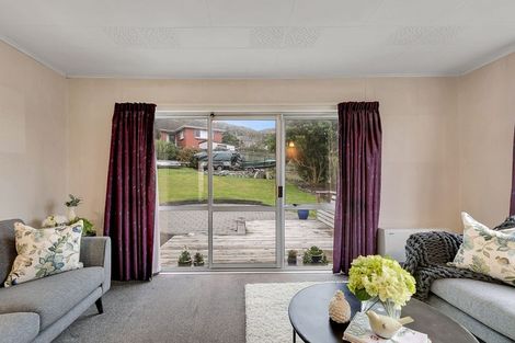 Photo of property in 5 Wakefield Terrace, Tawa, Wellington, 5028