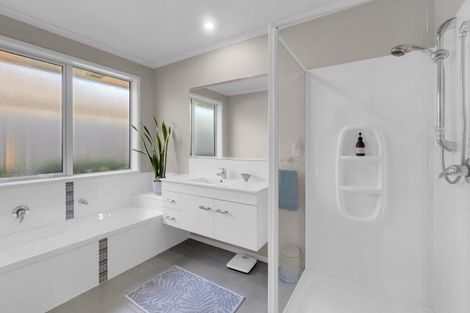 Photo of property in 42 Edgeview Crescent, Fitzroy, Hamilton, 3206