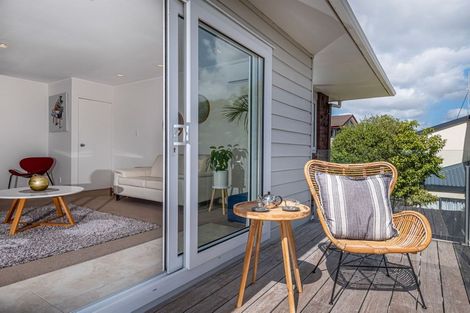 Photo of property in 2/40 Beulah Avenue, Rothesay Bay, Auckland, 0630