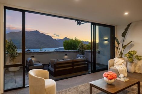 Photo of property in 14 Vancouver Drive, Queenstown, 9300