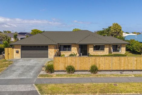 Photo of property in 136 Guildford Drive, Paraparaumu Beach, Paraparaumu, 5032