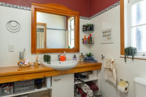 Photo of property in 147 Waikawa Road, Picton, 7220