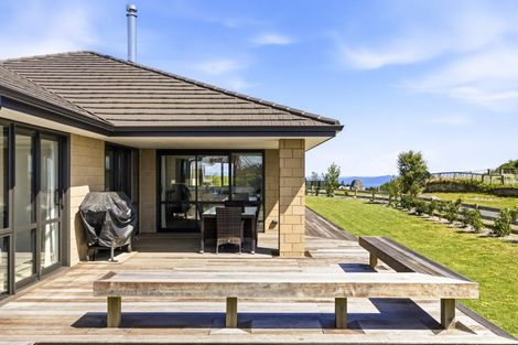 Photo of property in 1 Glendas Way, Acacia Bay, 3385