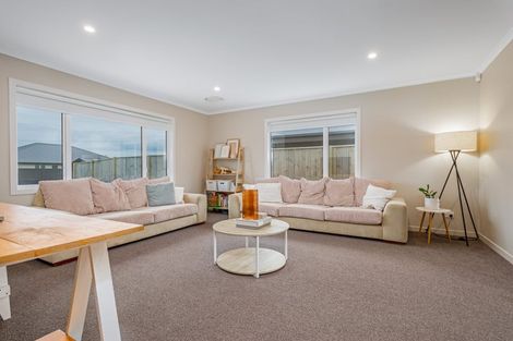 Photo of property in 26 Atlantic Drive, Fitzherbert, Palmerston North, 4410