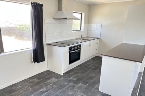 Photo of property in 2/11 De Bloge Place, Clendon Park, Auckland, 2103