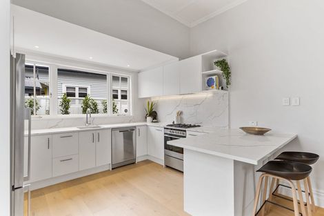 Photo of property in 7 Fairfax Avenue, Northcote, Auckland, 0627