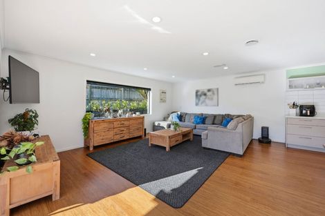 Photo of property in 64 Robbies Road, Shelly Park, Auckland, 2014