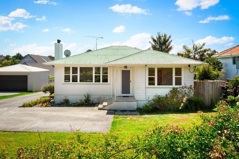 Photo of property in 15 Cliff View Drive, Green Bay, Auckland, 0604