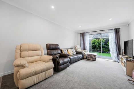 Photo of property in 70 Paretaiuru Crescent, Papakura, 2110