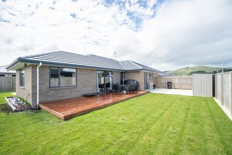 Photo of property in 8 Cyprus Place, Fitzherbert, Palmerston North, 4410