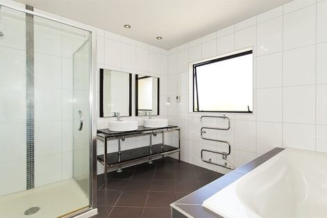 Photo of property in 13 Keating Rise, Northcross, Auckland, 0632