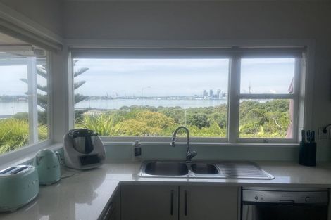Photo of property in 39 Sylvan Avenue, Northcote, Auckland, 0627