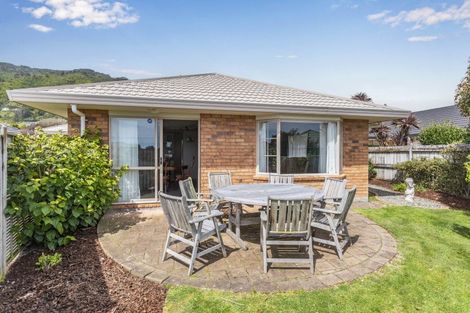 Photo of property in 15 Balmerino Grove, Waikanae, 5036