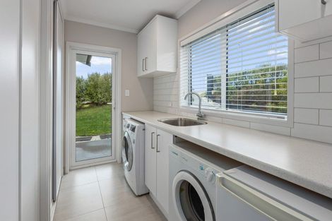 Photo of property in 60 Roberts Road, Matakatia, Whangaparaoa, 0930