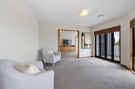 Photo of property in 33 Ruapehu Drive, Fitzherbert, Palmerston North, 4410