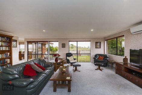 Photo of property in 35 Springdale Grove, Fitzherbert, Palmerston North, 4410