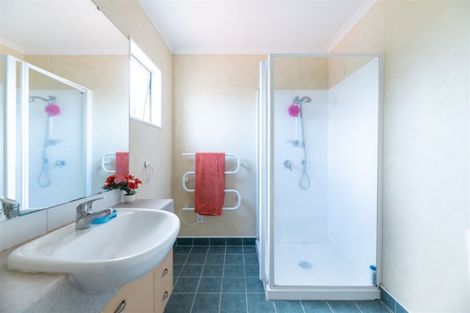 Photo of property in 10 Dainton Place, New Lynn, Auckland, 0600