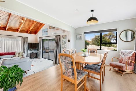 Photo of property in 17 Leiden Place, Totara Vale, Auckland, 0629