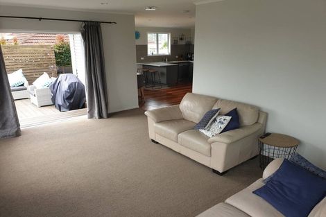 Photo of property in 33 Vodanovich Road, Te Atatu South, Auckland, 0610