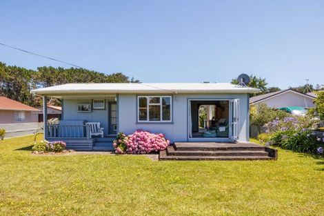 Photo of property in 72 Nash Parade, Foxton Beach, Foxton, 4815