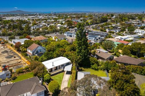 Photo of property in 2/17 Winifred Avenue, Bayview, Auckland, 0629